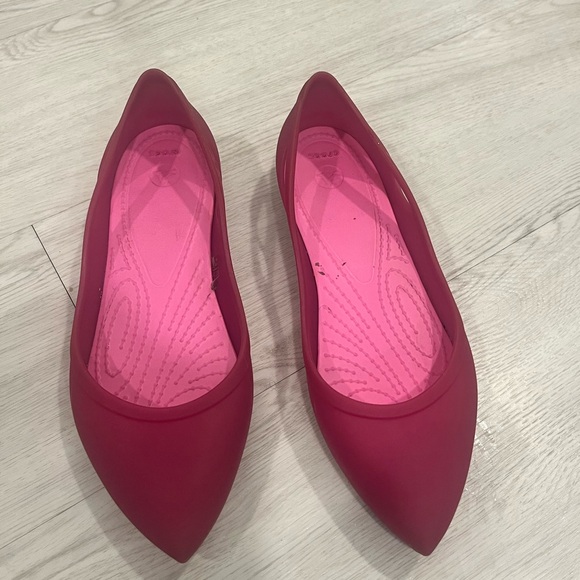 Women’s pointed toe Crocs flats - Picture 1 of 5